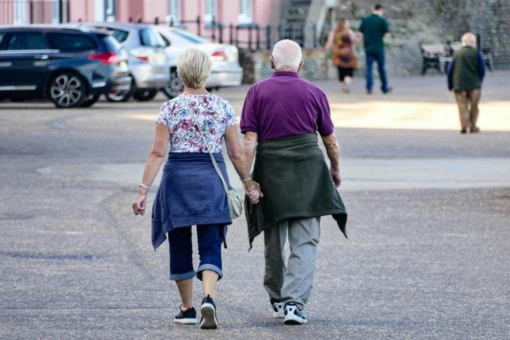 marche de personnes agées